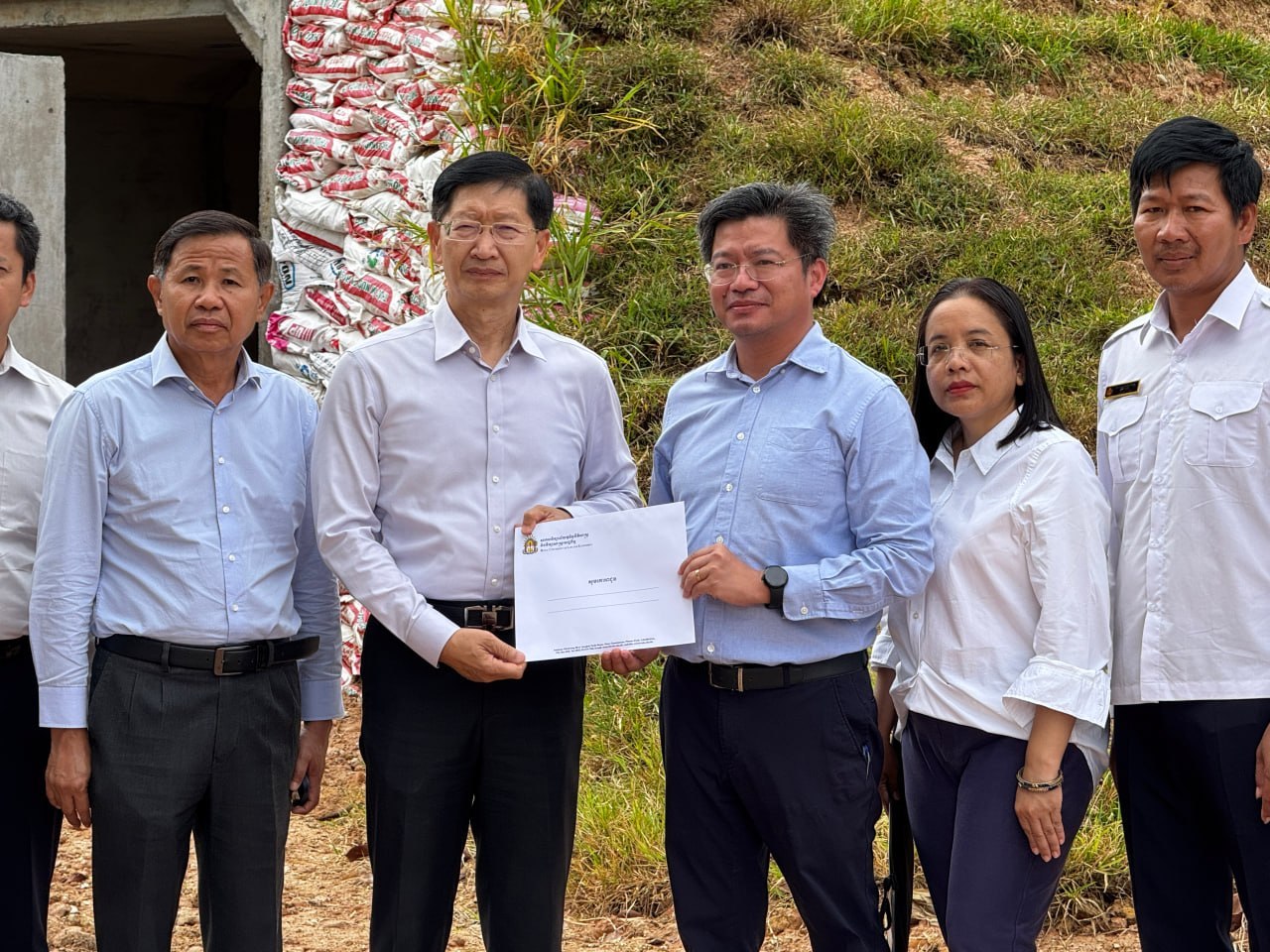 គណៈគ្រប់គ្រង នៃសាកលវិទ្យាល័យភូមិន្ទនីតិសាស្ត្រ និងវិទ្យាសាស្ត្រសេដ្ឋកិច្ច សរុបចំនួន៧រូប បានចុះទៅសាលារៀនតាមបន្ទាត់ព្រំដែនកម្ពុជា-ថៃ